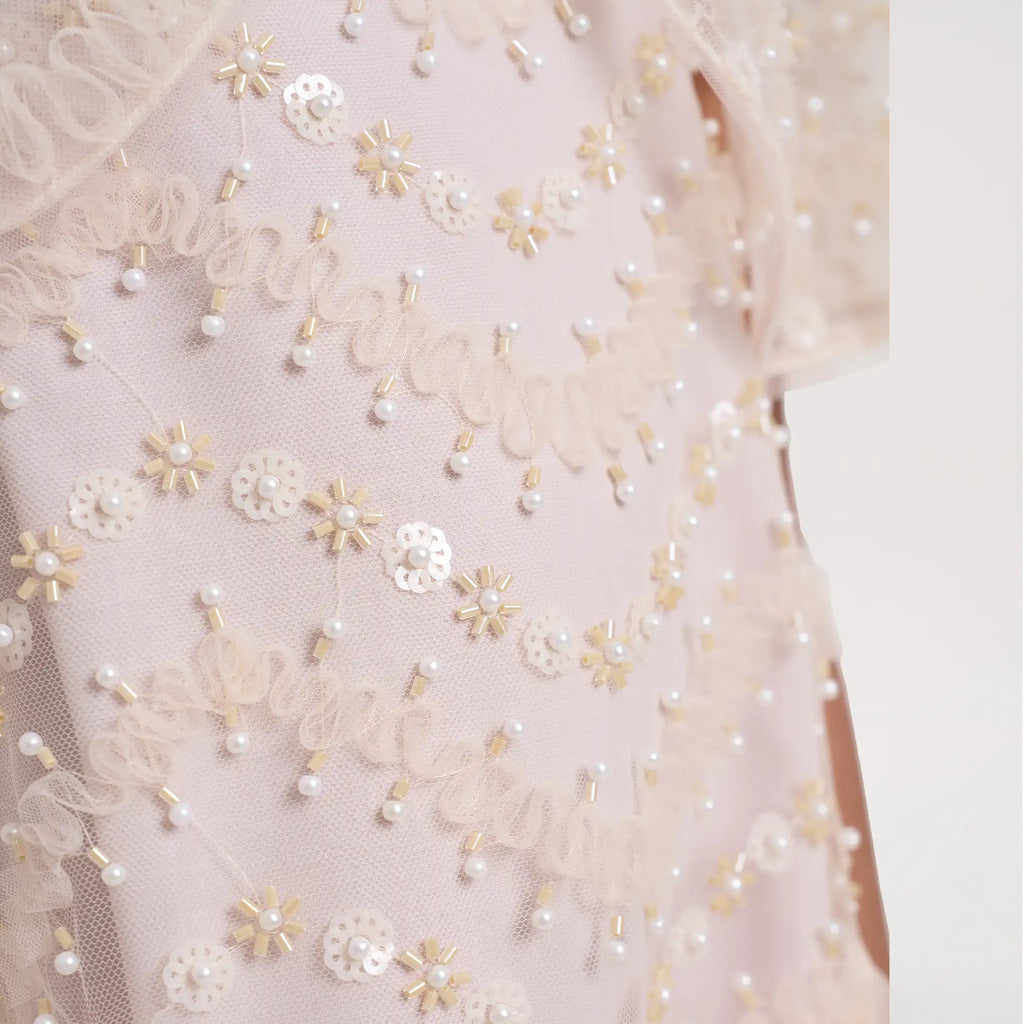 فستان شبكي مزين بالخرز مع قصة كلوش (غوديه)